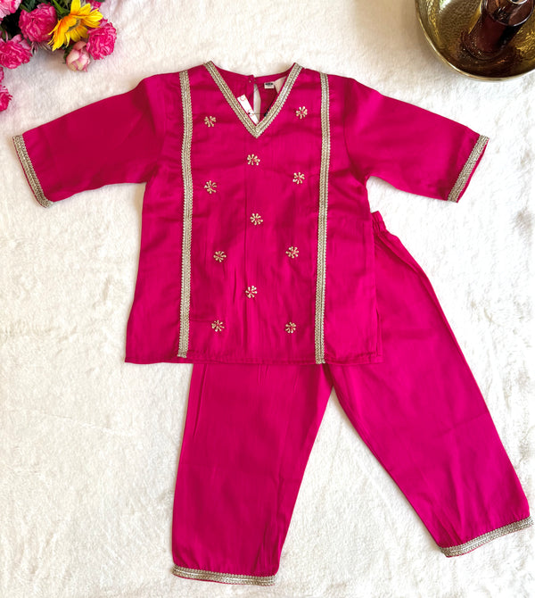 Embroidered Daisy Shiny Set